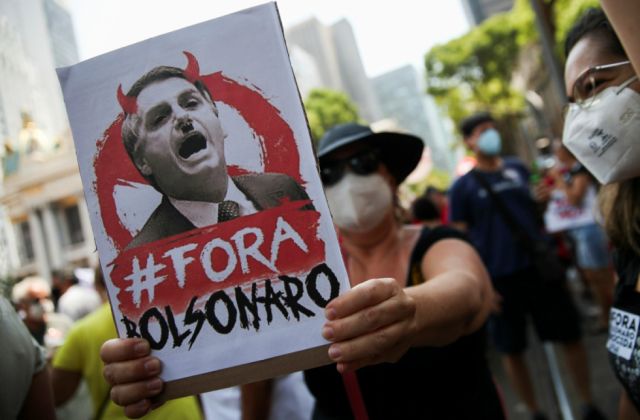 Brasileños se manifiestan contra Bolsonaro