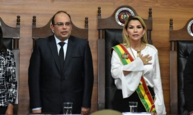 Añez señala que el TCP pretende desconocer su mandato y le recuerda que la invitó a acto en 2020