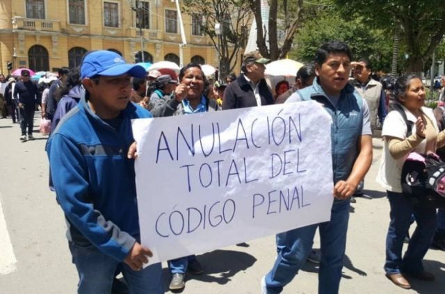 Del movimiento táctico del MAS al cerco cruceño a Mesa