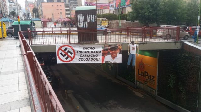 Carteles colgados en el centro paceño 