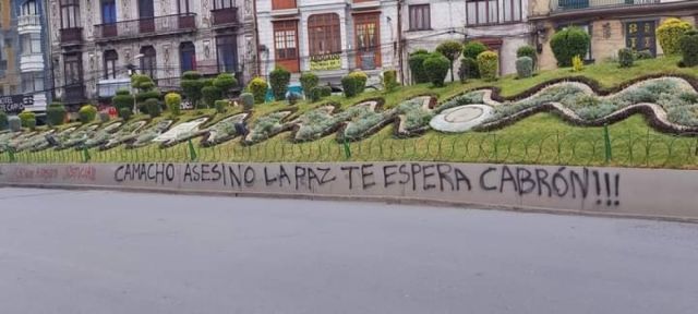 Carteles colgados en el centro paceño 