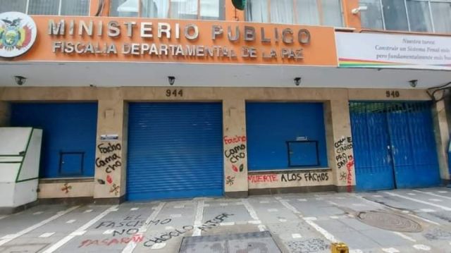 Carteles colgados en el centro paceño 