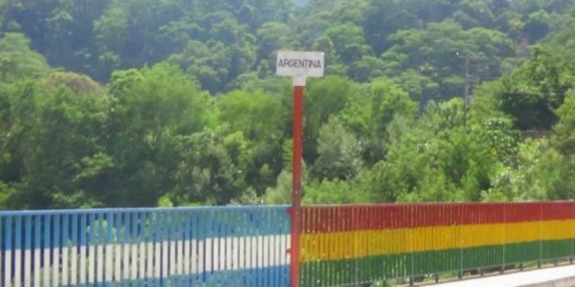 Gremiales bloquean el Puente Internacional en Bermejo-Tarija