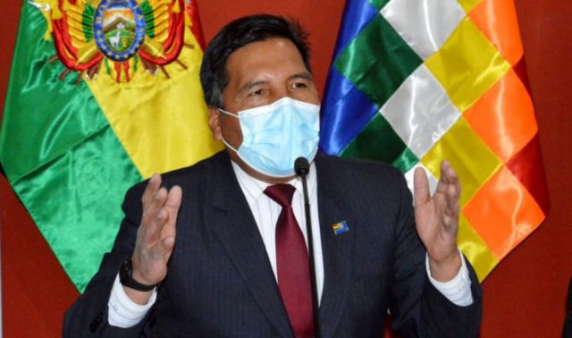Ministro Quelca se presenta en la Fiscalía y se acoge al silencio en declaración