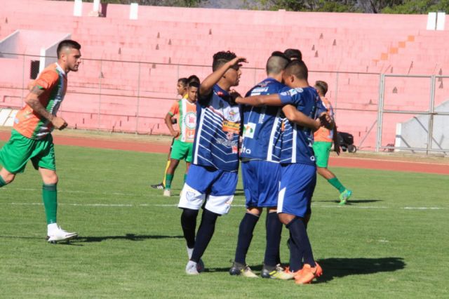 Tarijeños de Simón Bolívar entran en escena frente a los capitalinos
