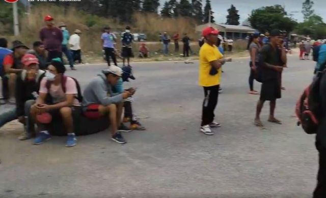 Transportistas, bagayeros y comerciantes bloquean Ruta 9 en Yacuiba por conflictos con la Aduana 