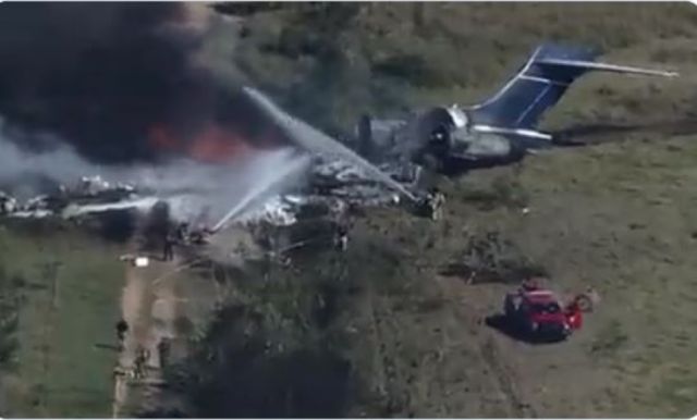 Se estrella y se incendia un avión con 21 personas a bordo en Texas