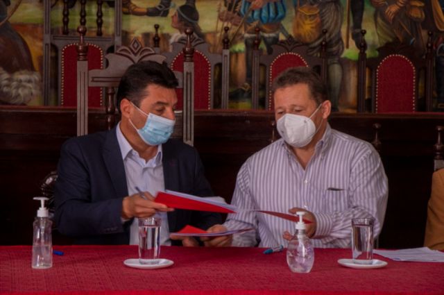 Alcalde de Tarija firma convenio de cooperación con HELVETAS