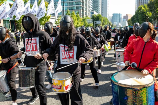 Trabajadores protestan vestidos con trajes de 'El juego del calamar' durante una huelga general en Corea del Sur (Video)
