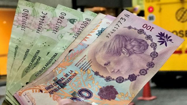 Peso argentino vuelve a sucumbir frente al dólar