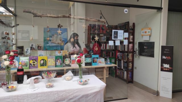 Así decoraron la entrada a la librería.