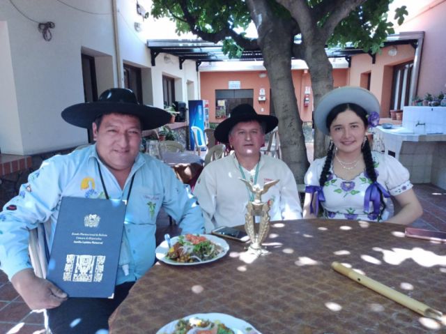 Rodolfo muestra sus reconocimientos en Tarija 