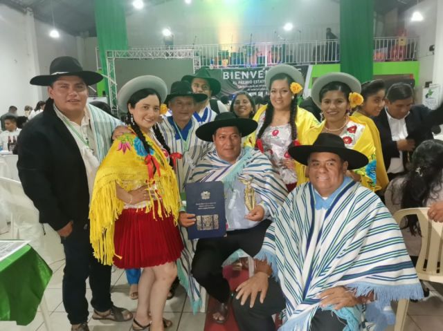 Rodolfo Serrano Villa junto a su grupo en Santa Cruz 
