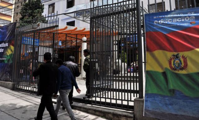 Denuncian presión para alterar notas de postulantes a normales en el Ministerio de Educación