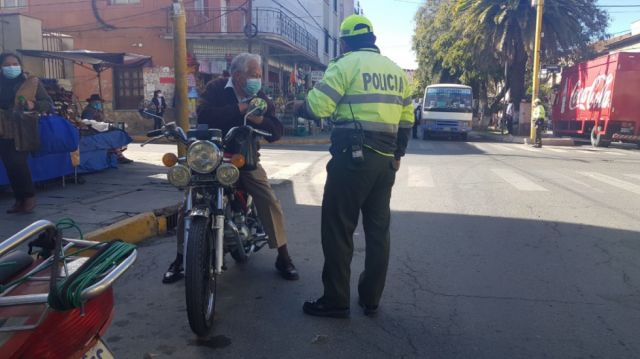 Tránsito retuvo licencias a 17 motociclistas sin casco en Tarija