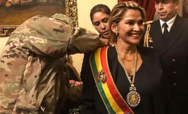 Exjefe de la Casa Militar relata cómo la medalla presidencial llegó a Palacio para la asunción de Añez