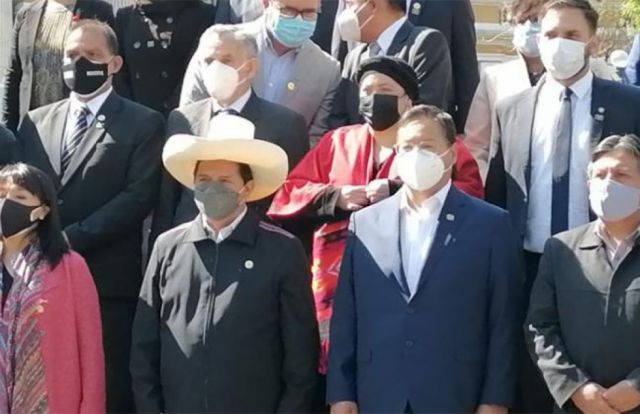 Luis Arce recibe a mandatario peruano y su comitiva oficial 