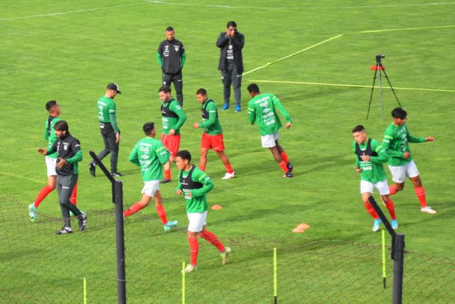 Seleccionados bolivianos buscan  ganarse la confianza de Farías 
