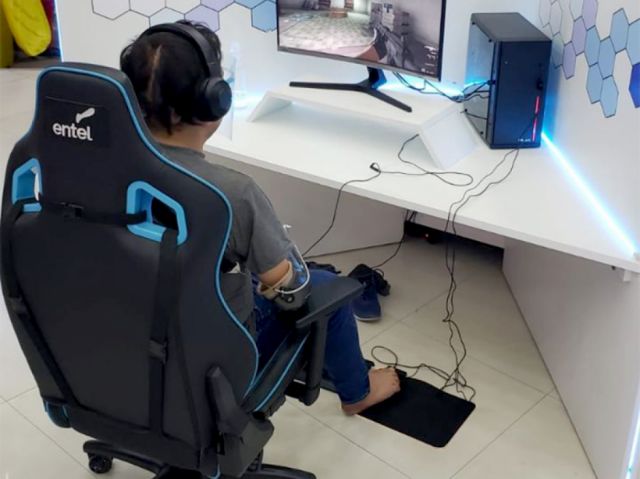 “Gamer” opera un teclado con sus pies y cautiva al público en la Feicobol