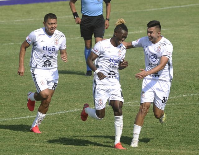 Real Santa Cruz se prepara  para jugar contra Aurora 