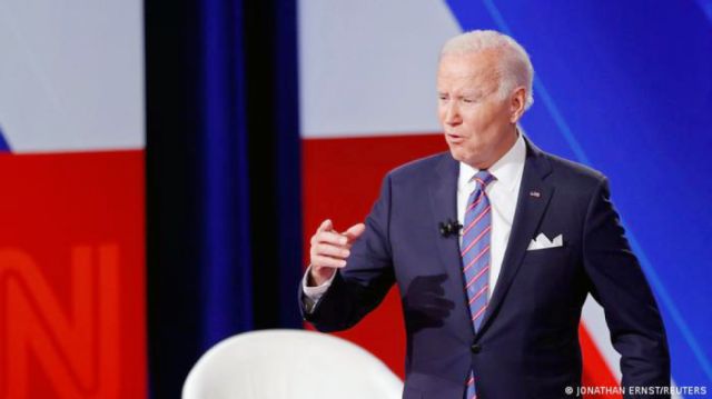 Suspenden vacunación obligatoria impuesta por Biden