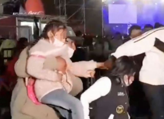 Menores de edad ingresando  evento en compañía de sus padres