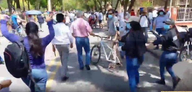 A golpes, empujones e insultos, así sacaron a exrector de la “U” Tarija de una zona de bloqueo