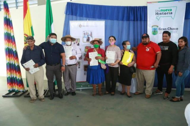 Yacuiba: 25 familias reciben títulos del INRA 