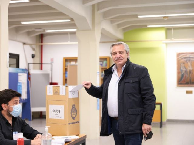 Fernández asume la derrota y ofrece pactar el plan económico