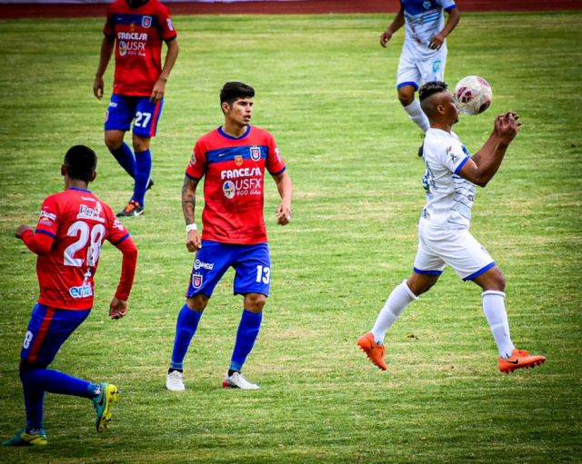 García y Universitario dividieron honores en Tarija