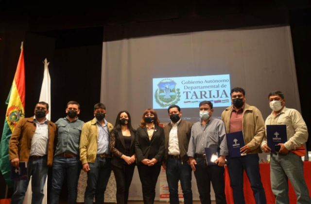 Entregan 680 becas como incentivo para bachilleres de Tarija