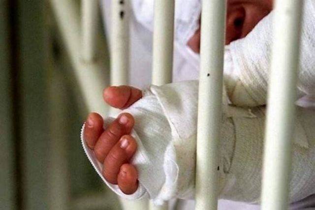 Dictan detención preventiva para la mujer que quemó a su hijo de nueve años