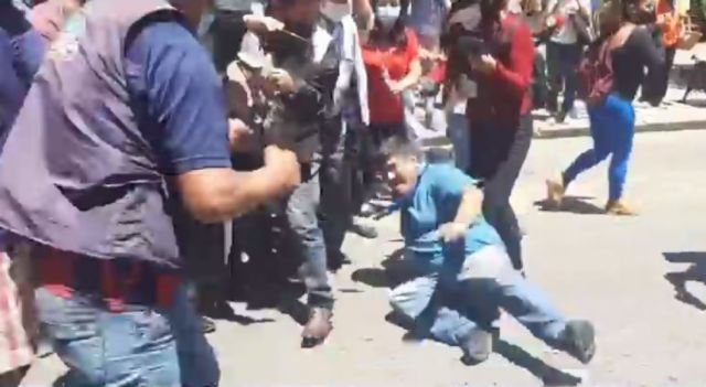 Rubén Ramallo, exdirigente de la COD Tarija, protagonizó una pelea en la plaza Luis de Fuentes (Video)