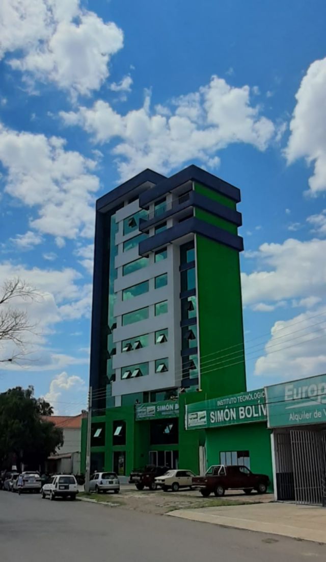 Edificio en avenida La Banda