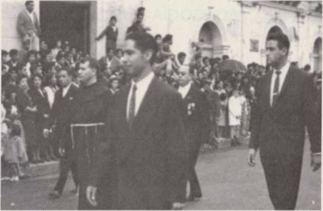 Atiliano Auza en desfile cívico con el Padre Gerardo Maldini (Director) y docentes del Colegio Antoniano, César Trigo, José Martínez, Franz Ávila de Carpió, Julio Calvo