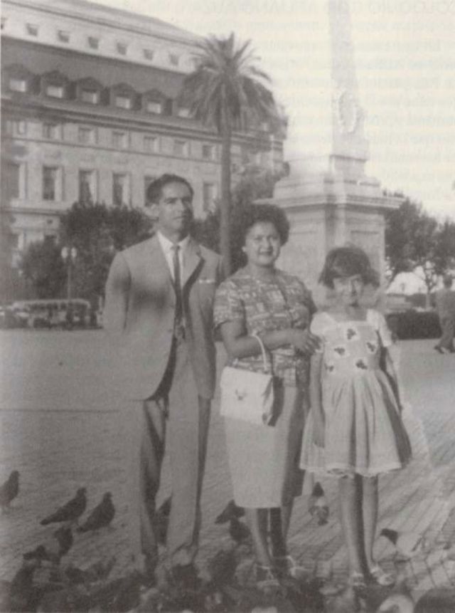 Atiliano Auza, su esposa Rosa Ledezma  y su hija mayor en la ciudad de Buenos Aires - Argentina, Plaza del Obelisco, 1965.