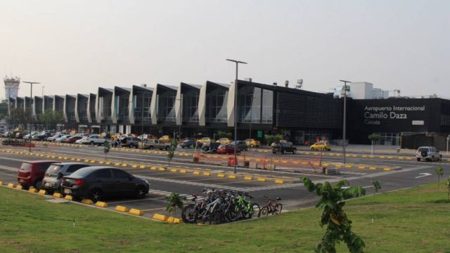 Dos policías y un atacante muertos tras dos explosiones en un aeropuerto al norte de Colombia