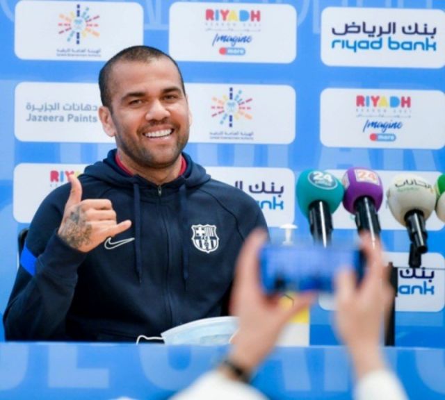 Alves habló en conferencia, será la novedad ante Boca