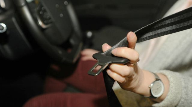 Choferes evitan usar casco o cinturón de seguridad
