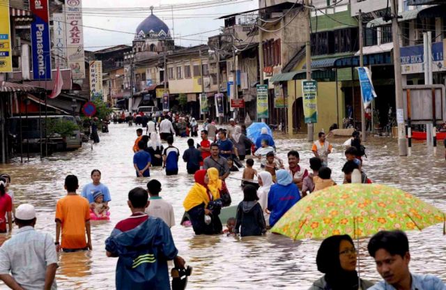 Miles de desplazados por inundaciones en Malasia