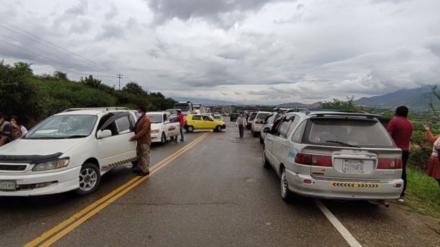 Minivans varados en el camino 
