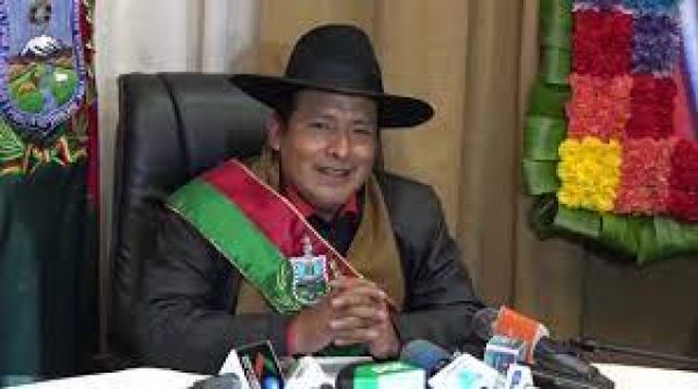 Gobernador Quispe niega cargos en su contra