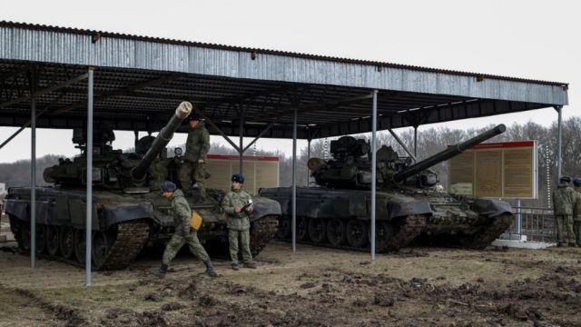 Rusia retira  tropas  próximas  a Ucrania
