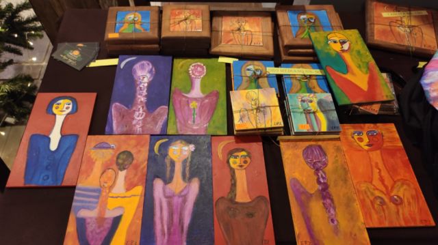 También se encuentran miniaturas de los cuadros de Edith Paz Zamora.