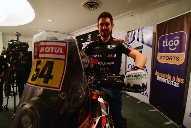 Nosiglia espera en el punto de partida del Rally Dakar 