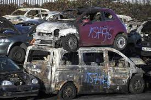 Prenden fuego a 874 coches la noche de Año Nuevo en Francia