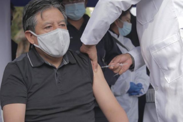 Vicepresidente recibe la vacuna y pide a la población cuidarse con medicina farmacológica y ancestral