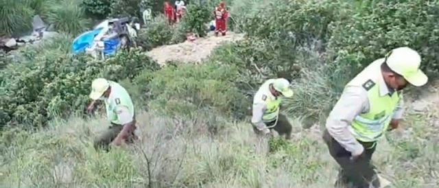La policía  se encuentra en el lugar 