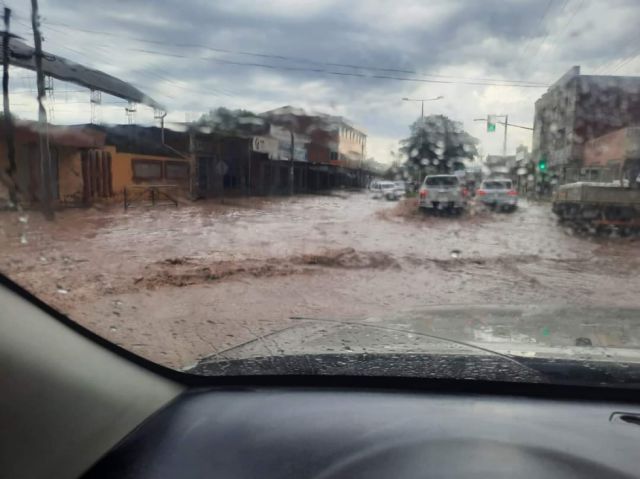 Las calles se asemejan a  un río de importante caudal 