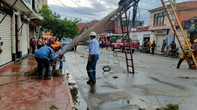 Postes de luz cayeron por los vientos y lluvias